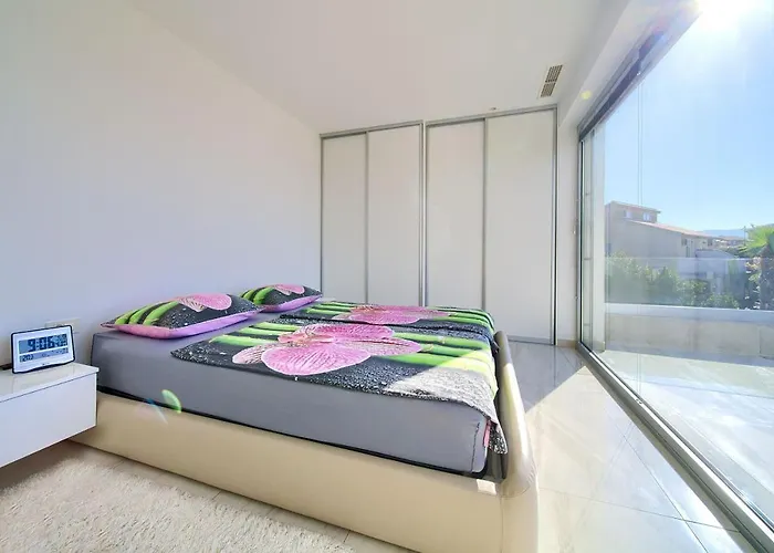 Sia With Private Pool