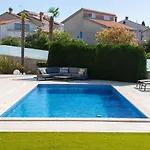 Sia With Private Pool