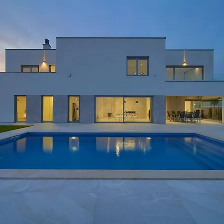 Sia With Private Pool