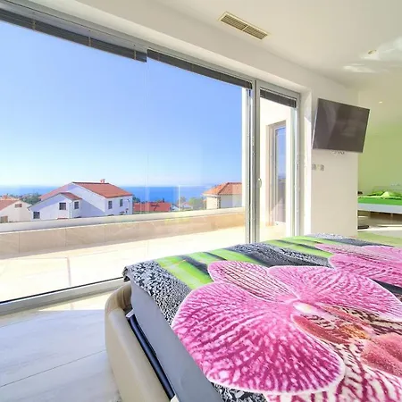 Sia With Private Pool