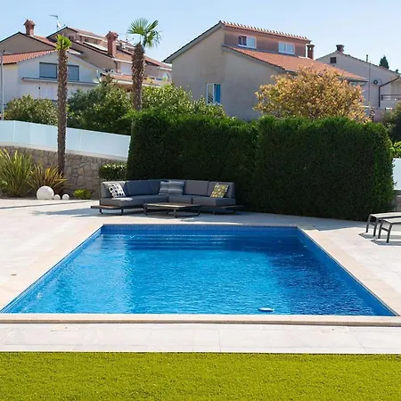 Sia With Private Pool