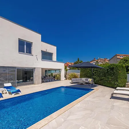 Sia With Private Pool