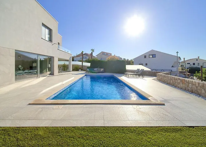 Sia With Private Pool