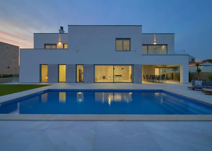 Sia With Private Pool