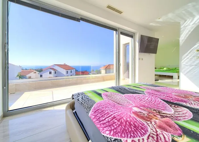 Sia With Private Pool