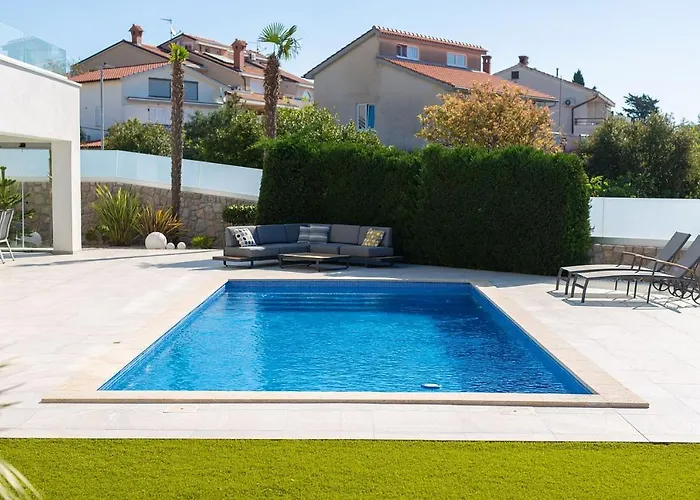 Sia With Private Pool